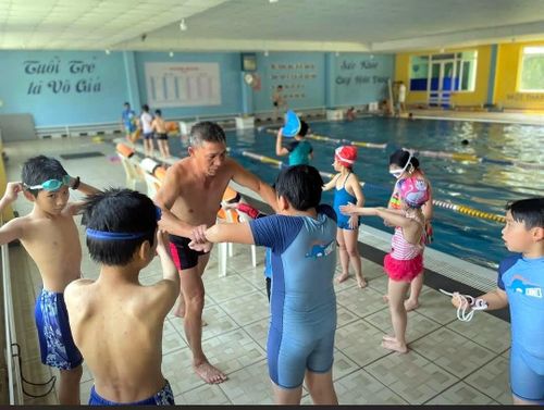 Dạy trẻ em tập bơi tại phường Lâm Viên - Đà Lạt
