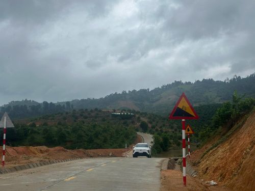 Con đường mới làm to, rộng để cư dân đi lại, vận chuyển nông sản