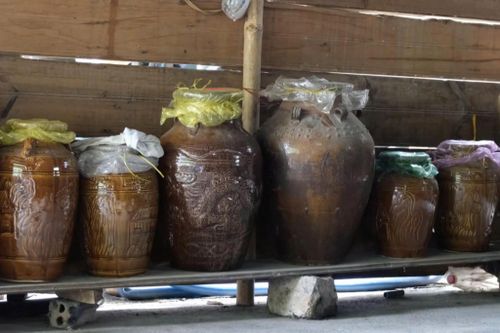 Ghè rượu được ủ cẩn thận để tạo nên hương men đặc trưng của núi rừng