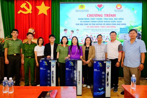 Đoàn công tác trao máy lọc nước cho các trường học trên địa bàn xã Sơn Điền