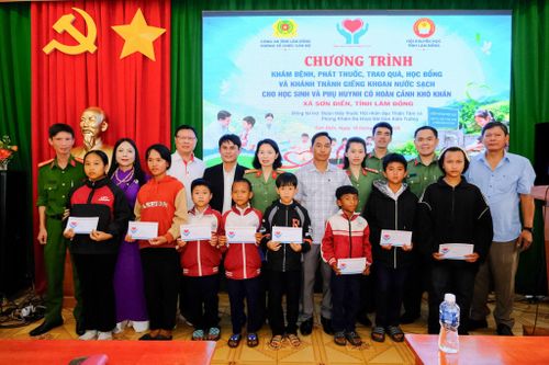 Đoàn công tác trao quà cho các em học sinh có hoàn cảnh khó khăn