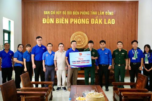 Trao tặng công trình thanh niên "Thắp sáng đường quê" cho Đồn Biên phòng Đắk Lao (Ban Chỉ huy Bộ đội Biên phòng Lâm Đồng)