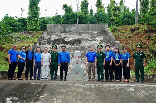 Đoàn Các cơ quan Đảng tỉnh Lâm Đồng chụp hình lưu niệm tại Cột mốc 49 (2), Đồn Biên phòng Đắk Lao, Ban Chỉ huy Bộ đội Biên phòng tỉnh Lâm Đồng