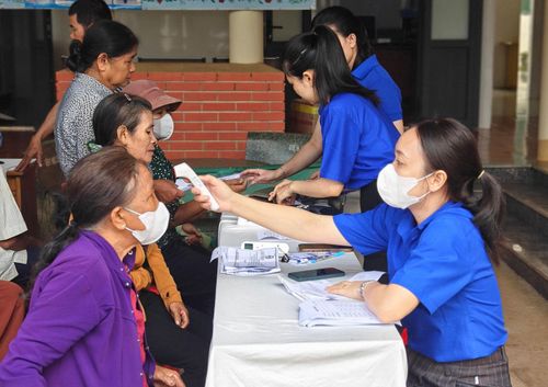Các đoàn viên, thanh niên là y bác sĩ tổ chức khám bệnh miễn phí cho người dân