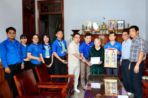 Đoàn đến thăm, tặng quà Mẹ Việt Nam Anh hùng Nguyễn Thị Xuân (xã Thuận An) nhân dịp 27/7