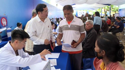 Ông Huỳnh Thanh Huynh, Phó Giám đốc Sở Y tế Lâm Đồng hỏi thăm người dân