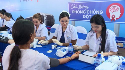 Nhân viên Y tế đo huyết áp cho người dân
