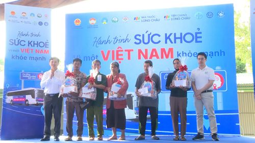 Đồng chí Châu Ngọc Lương, Tỉnh ủy viên, Phó trưởng Ban Thường trực Ban Tuyên giáo và Dân vận Tỉnh ủy Lâm Đồng trao quà cho gia đình chính sách, hộ nghèo