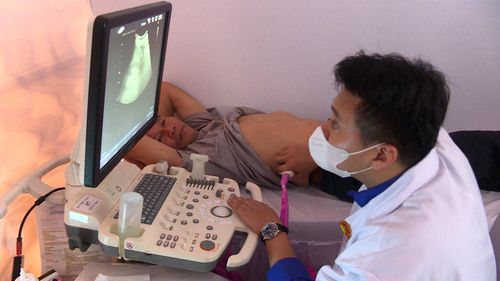 Bác sĩ siêu âm cho ông Vũ Tiên Hoàng, phường Đông Gia Nghĩa, tỉnh Lâm Đồng