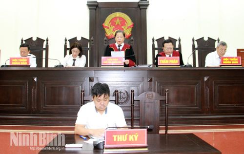 Hội đồng xét xử điều hành phiên tòa.