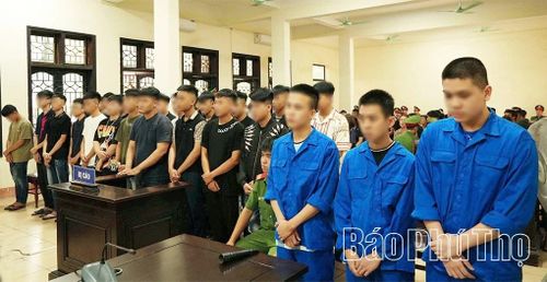 Tòa án nhân dân tỉnh đưa ra xét xử vụ án "Giết người" và "Gây rối trật tự công cộng", nhiều bị cáo chưa đủ 18 tuổi đang là học sinh phổ thông.