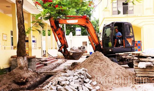 Đơn vị thi công huy động máy móc, nhân lực để hoàn thành các hạng mục chính của công trình Trường Tiểu học Tam Hồng 1.
