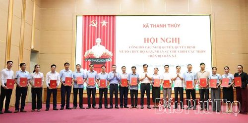 Đảng ủy xã trao quyết định thành lập các chi bộ thôn mới và chỉ định cấp ủy, Bí thư, Phó bí thư các chi bộ.