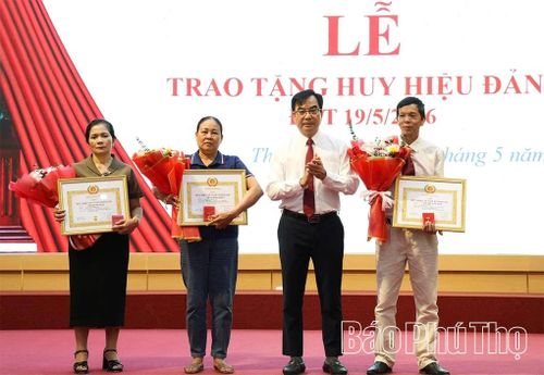 Đảng ủy xã Thanh Thủy tổ chức trao Huy hiệu Đảng cho các đảng viên thuộc Đảng bộ.
