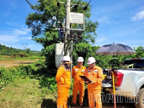 Việc đảm bảo an toàn lưới điện mùa mưa bão tiếp tục được Điện lực Phú Thọ triển khai quyết liệt, kịp thời.