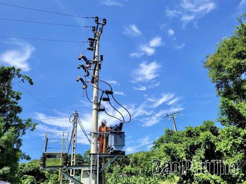 Mùa mưa bão đã đến, ngành Điện Phú Thọ tiếp tục triển khai nhiều giải pháp, bảo đảm dòng điện được duy trì an toàn, ổn định.
