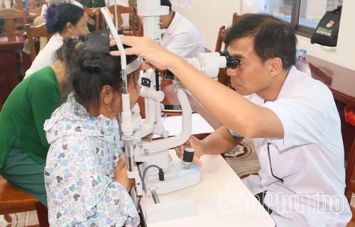 Các bác sĩ thăm khám, tư vấn điều trị các bệnh lý về mắt.