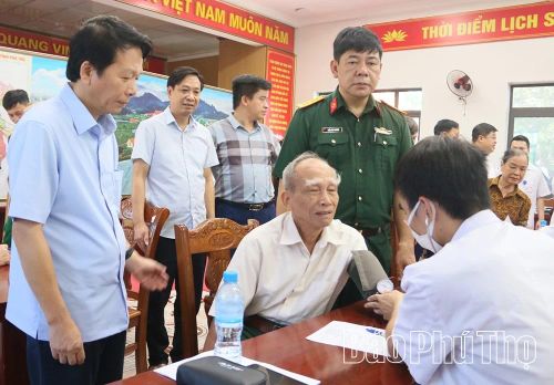 Lãnh đạo Bệnh viện Quân y 109 và xã Hy Cương thăm hỏi, động viên người dân đến thăm khám.