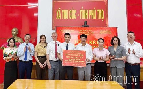 Đại diện Tổ chức Latter-day Saint Charities trao hỗ trợ cho xã Thu Cúc.