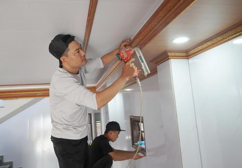 Anh Trần Ngọc Văn, xã Lệ Thủy thi công trần nhà cho người dân trên địa bàn - Ảnh: X.V