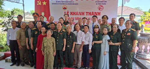 Các đại biểu và đại diện gia đình ông Trần Bích chụp ảnh lưu niệm tại lễ khánh thành Nhà bia tưởng niệm 13 liệt sĩ - Ảnh: N.V