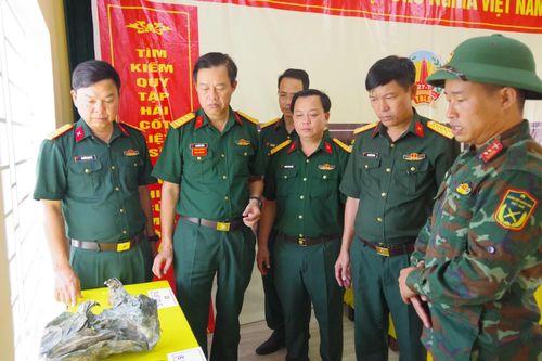 Lãnh đạo, chỉ huy Sư đoàn 968 kiểm tra di vật được tìm thấy cùng hài cốt liệt sĩ - Ảnh: T.H