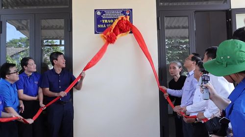 Ban Tổ chức bàn giao nhà tình nghĩa cho bà Nguyễn Thị Thâm, ở thôn Lưỡng Kim, xã Nam Cửa Việt - Ảnh: H.T