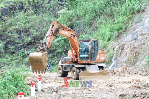 Khắc phục sạt lở tuyến quốc lộ 279D qua xã Chiềng Lao.