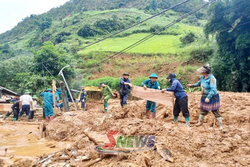 Cán bộ, chiến sĩ LLVT xã Ngọc Chiến giúp nhân dân Bản Lọng Cang khắc phục hậu quả sau mưa lũ.