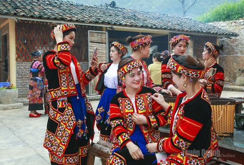 Phụ nữ Lô Lô Chải tự hào gìn giữ bản sắc văn hóa dân tộc.
