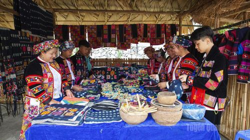 Một số sản phẩm thủ công của người Lô Lô trở thành hàng hóa.