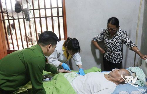 Tổ công tác Công an xã Phú Lương trực tiếp đến gia đình thân nhân liệt sĩ để lấy mẫu ADN.