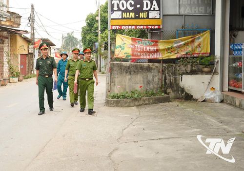 Lực lượng Công an và Quân đội xã Điềm Thụy phối hợp tuần tra đảm bảo an ninh trật tự.