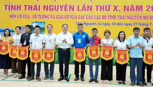 Ban Tổ chức trao cờ lưu niệm cho các đơn vị tham gia.