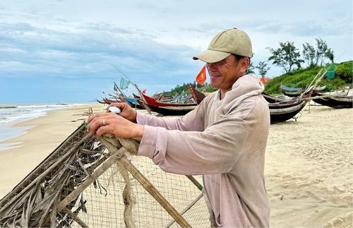 Ngư dân chuẩn bị ngư cụ cho chuyến biển tiếp theo.