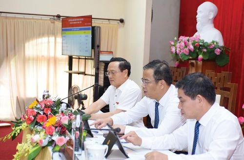Lãnh đạo HĐND thành phố biểu quyết thông qua nghị quyết về chính sách hỗ trợ 100% chi phí hỏa táng đến năm 2030. Ảnh: Đức Quang