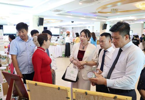 Các đại biểu tham quan các gian hàng trưng bày tại Diễn đàn