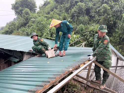 Lực lượng Bộ đội Biên phòng hỗ trợ nhân dân sửa chữa nhà sau mưa lũ.