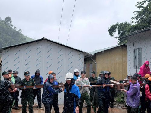 Các đơn vị Bộ đội Biên phòng phối hợp chính quyền địa phương hỗ trợ nhân dân vùng bị ảnh hưởng bởi thiên tai.