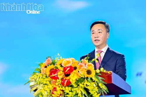 Chủ tịch UBND tỉnh Khánh Hòa Nguyễn Việt Hùng phát biểu tại Lễ khai mạc. Ảnh: Báo điện tử tỉnh Khánh Hòa.
