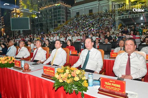 Lãnh đạo tỉnh Khánh Hòa tham dự Lễ khai mạc Festival Biển Khánh Hòa năm 2026. Ảnh: Báo điện tử Khánh Hòa.
