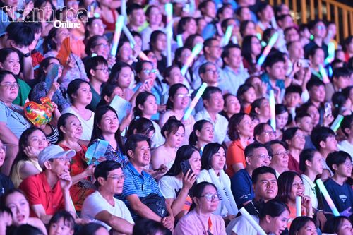 Đông đảo người dân, du khách đã đến theo dõi và cổ vũ đêm khai mạc Festival Biển Khánh Hòa năm 2026. Ảnh: Báo điện tử tỉnh Khánh Hòa.