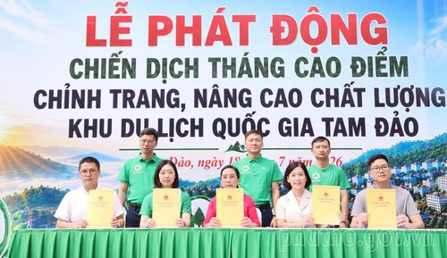 Các doanh nghiệp ký cam kết nâng cao chất lượng dịch vụ du khách. (Nguồn ảnh: Cổng thông tin điện tử tỉnh Phú Thọ)