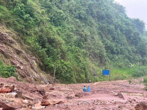 Nhiều đoạn đường tại Sơn La bị chia cắt