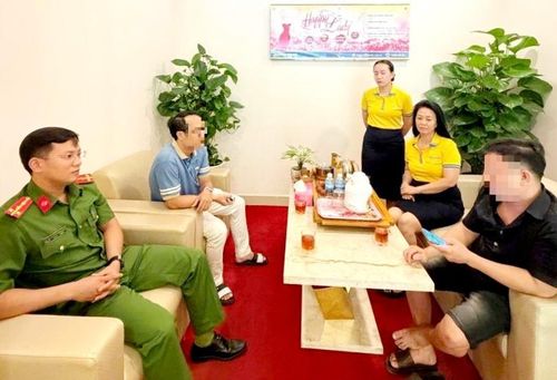 Cán bộ ngân hàng và Công an trực tiếp giải thích và cảnh báo anh N.T.N., kịp thời ngăn chặn việc anh N. tiếp tục chuyển 350 triều đồng cho các đối tượng lừa đảo.