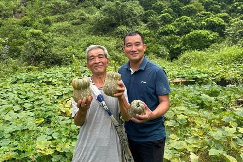 “Bí thư xứ Mường” Nguyễn Duy Tư quảng bá du lịch và nông sản địa phương.
