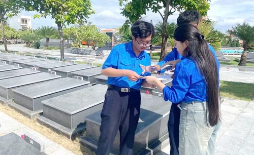 Thành viên tham gia mô hình "Đội Thanh niên xung kích vì nhân dân phục vụ" khảo sát, kiểm đếm, thống kê mộ liệt sĩ ở Nghĩa trang Liệt sĩ tỉnh Đắk Lắk tại địa bàn phường Phú Yên.