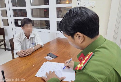 Cơ quan Công an làm việc với đối tượng tàng trữ trái phép chất ma túy.