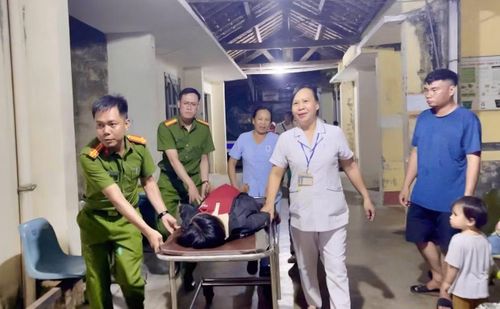 Công an xã Vân Hòa, tỉnh Đắk Lắk băng rừng, kịp thời đưa sản phụ đến bệnh viện.