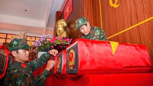 Mỗi bộ hài cốt liệt sĩ được đưa lên khiến ai cũng cảm động hạnh phúc.